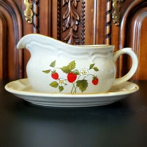 (2pc)🍓Strawberry La Fraise Stone Gravy Boat + Under Plate EUC 🍓by Internat